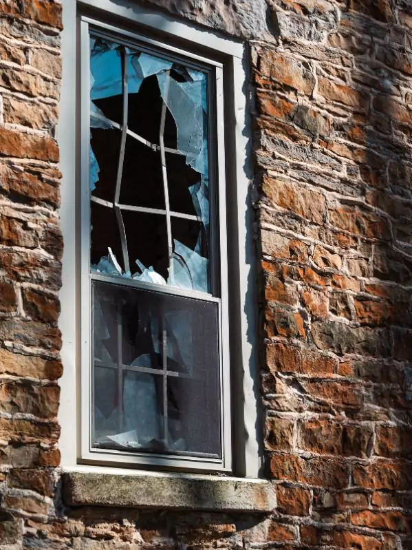 Fenster mit gesprungenem Glas