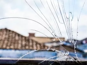gebrochenes Fenster